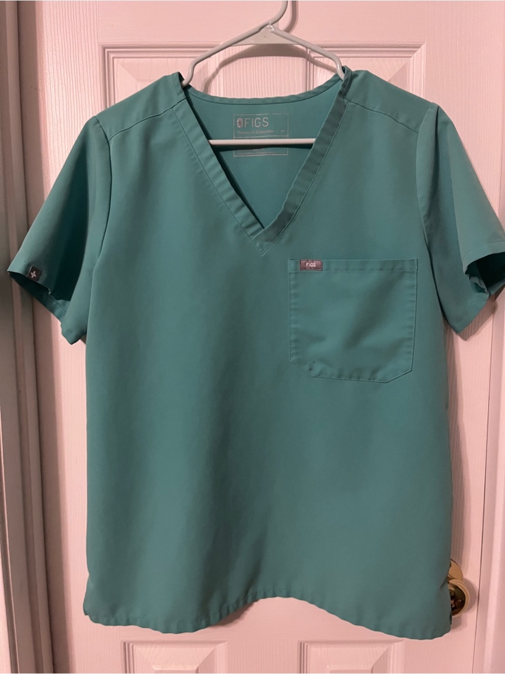 FIGS Catarina Short Sleeve V-Neck Scrub Top in Surgical Green